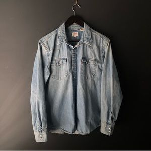 Levi’s Casual Button Down Blue Denim Light Wash Shirt Size Large